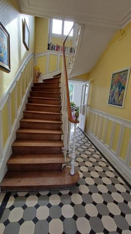 Maison T6 4 chambres dur un terrain clos de 1200m² avec garge, un studio et une grande dépendance