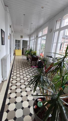 Maison T6 4 chambres dur un terrain clos de 1200m² avec garge, un studio et une grande dépendance