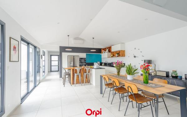 Maison à vendre    5 pièces •  L'Houmeau