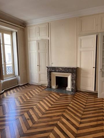 APPARTEMENT T5 - QUARTIER AINAY