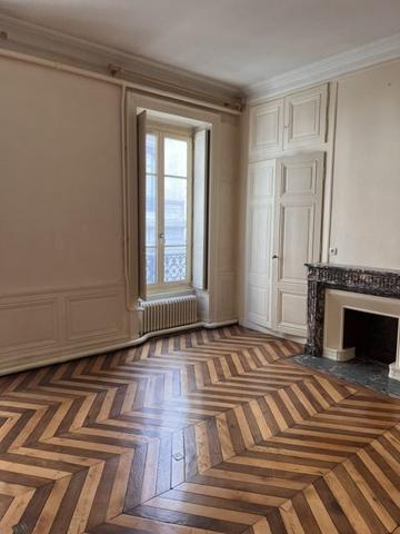 APPARTEMENT T5 - QUARTIER AINAY