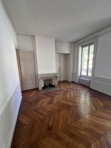 APPARTEMENT T5 - QUARTIER AINAY