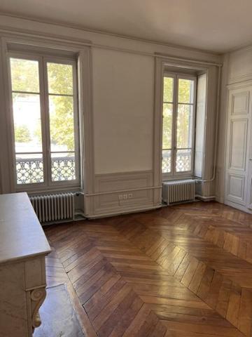 APPARTEMENT T5 - QUARTIER AINAY