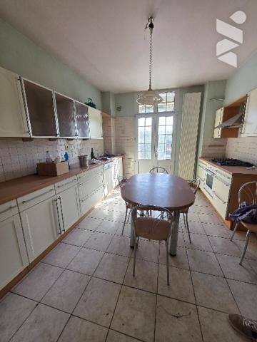 CHÂTEAU-RENAULT (37110) – 210 M² – GRAND GARAGE – TERRAIN CLOS DE 356 M² – FORT POTENTIEL