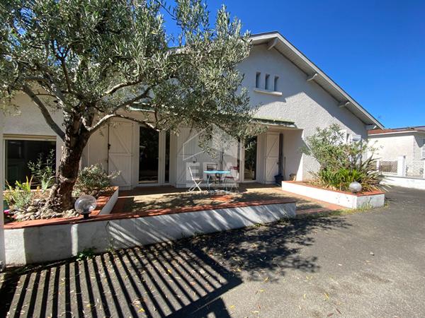 Maison Tarbes 6 pièce(s) 136.18 m2