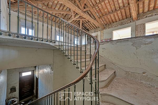 Loft brut à aménager 580 m² sur deux niveaux avec jardin de 700 m² à deux pas de la plage