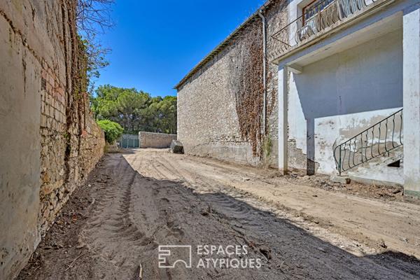 Loft brut à aménager 580 m² sur deux niveaux avec jardin de 700 m² à deux pas de la plage