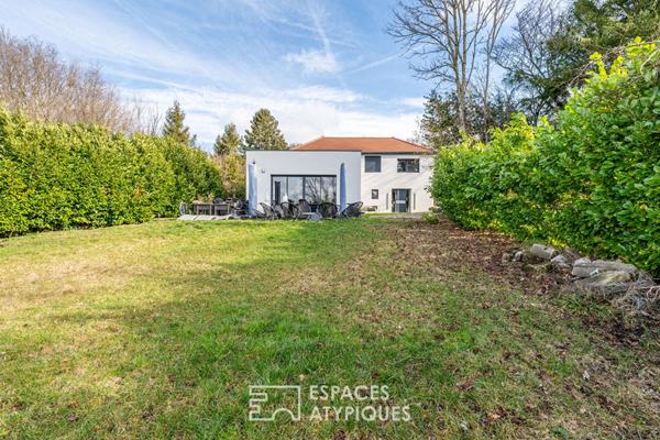 Maison contemporaine rénovée avec extension et toit-terrasse à Saint-Pierre-de-Chandieu
