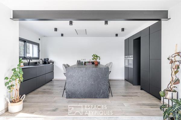 Maison contemporaine rénovée avec extension et toit-terrasse à Saint-Pierre-de-Chandieu