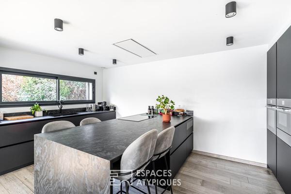 Maison contemporaine rénovée avec extension et toit-terrasse à Saint-Pierre-de-Chandieu