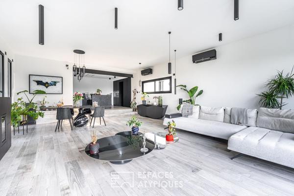 Maison contemporaine rénovée avec extension et toit-terrasse à Saint-Pierre-de-Chandieu