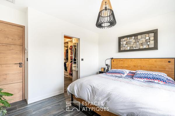 Maison contemporaine rénovée avec extension et toit-terrasse à Saint-Pierre-de-Chandieu