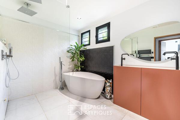 Maison contemporaine rénovée avec extension et toit-terrasse à Saint-Pierre-de-Chandieu