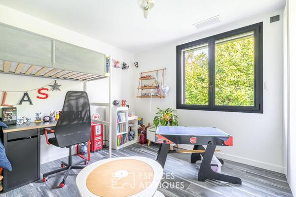 Maison contemporaine rénovée avec extension et toit-terrasse à Saint-Pierre-de-Chandieu