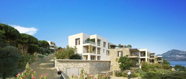 CORSE, À CALVI APPARTEMENT T3 AVEC TERRASSE ET JARDIN AVEC VUE SUR LA BAIE