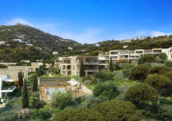 CORSE, À CALVI APPARTEMENT T3 AVEC TERRASSE ET JARDIN AVEC VUE SUR LA BAIE