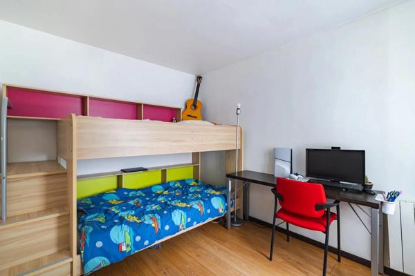Appartement à vendre 4 pièces avec bureau, loggia et deux places de parking dans une résidence et recherchée