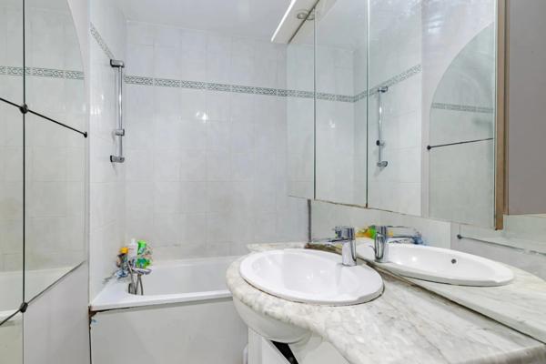 Appartement à vendre 4 pièces avec bureau, loggia et deux places de parking dans une résidence et recherchée