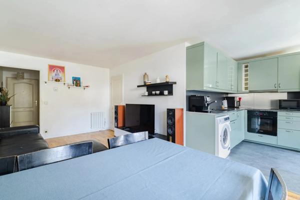 Appartement à vendre 4 pièces avec bureau, loggia et deux places de parking dans une résidence et recherchée