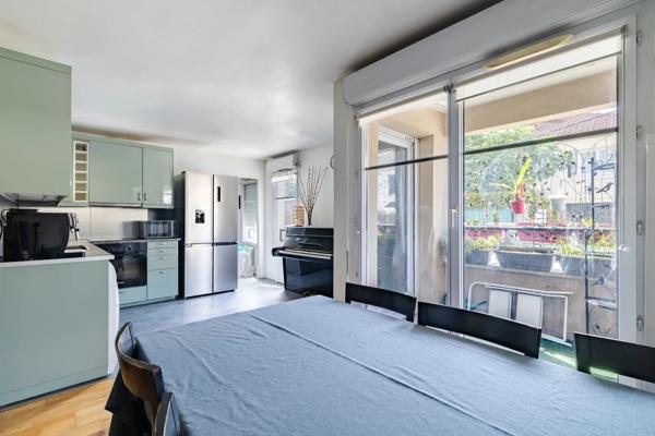 Appartement à vendre 4 pièces avec bureau, loggia et deux places de parking dans une résidence et recherchée
