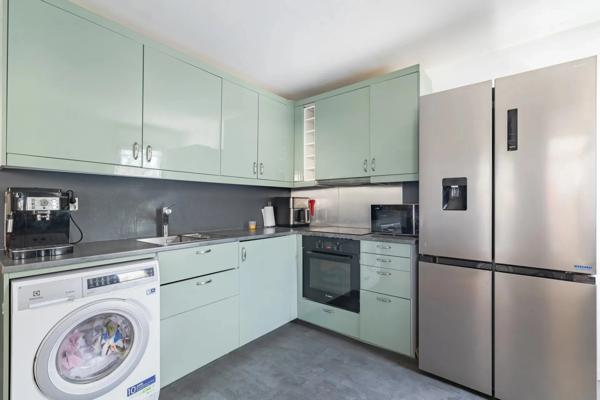 Appartement à vendre 4 pièces avec bureau, loggia et deux places de parking dans une résidence et recherchée
