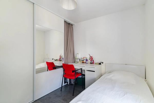 Appartement à vendre 4 pièces avec bureau, loggia et deux places de parking dans une résidence et recherchée