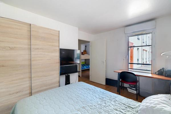 Appartement à vendre 4 pièces avec bureau, loggia et deux places de parking dans une résidence et recherchée