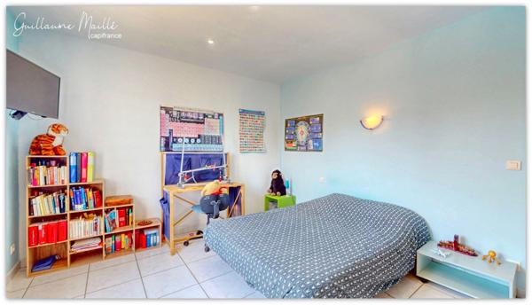 Villa de 218m² habitable avec piscine, garage et gîte indépendant de 51m² habitable à vendre à ROUJAN (34320)