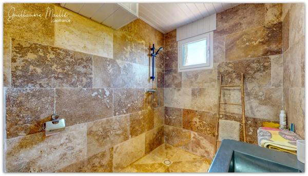 Villa de 218m² habitable avec piscine, garage et gîte indépendant de 51m² habitable à vendre à ROUJAN (34320)