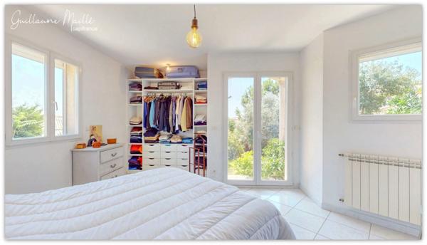 Villa de 218m² habitable avec piscine, garage et gîte indépendant de 51m² habitable à vendre à ROUJAN (34320)