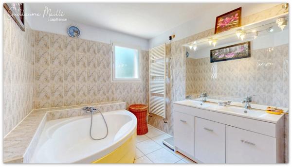 Villa de 218m² habitable avec piscine, garage et gîte indépendant de 51m² habitable à vendre à ROUJAN (34320)