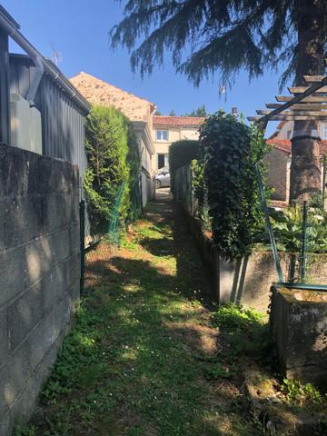 A LOUER - Maison de bourg deux chambres à MERVENT