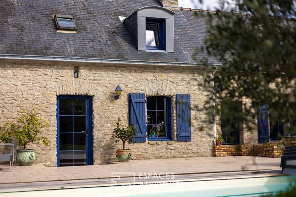 maison de caractère sur jardin paysagé avec piscine chauffée