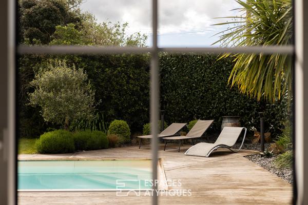 maison de caractère sur jardin paysagé avec piscine chauffée