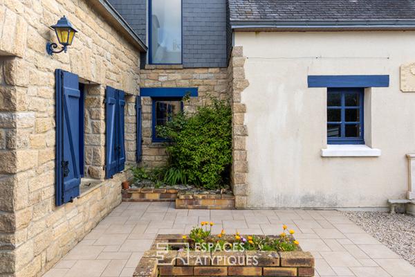 maison de caractère sur jardin paysagé avec piscine chauffée
