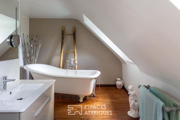 maison de caractère sur jardin paysagé avec piscine chauffée