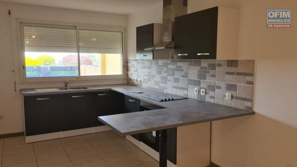 A vendre appartement F2 avec grande varangue ET jardinet le Tampon 14 éme