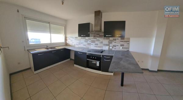 A vendre appartement F2 avec grande varangue ET jardinet le Tampon 14 éme