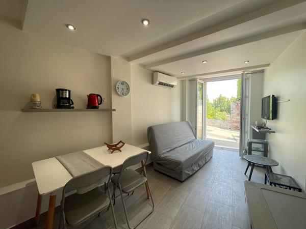 Dans maison de village, studio charmant à saisir !