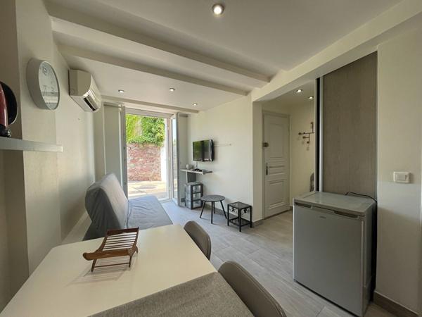 Dans maison de village, studio charmant à saisir !