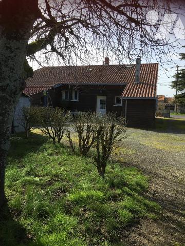 GRANDE MAISON D'HABITATION EN BON ETAT AVEC BEAU TERRAIN ET PETIT LOCATIF