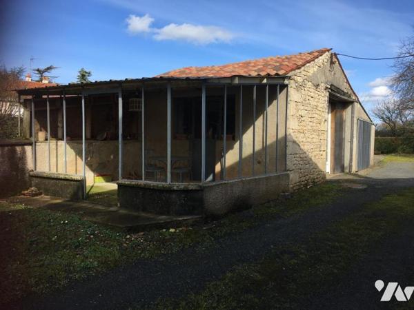GRANDE MAISON D'HABITATION EN BON ETAT AVEC BEAU TERRAIN ET PETIT LOCATIF