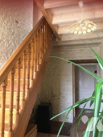 GRANDE MAISON D'HABITATION EN BON ETAT AVEC BEAU TERRAIN ET PETIT LOCATIF