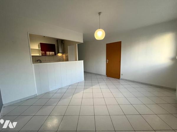 REIMS rue de Ponsardin - Appartement Type 2 avec place de parking et cave. 