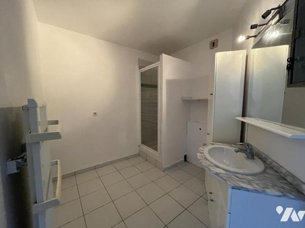 REIMS rue de Ponsardin - Appartement Type 2 avec place de parking et cave. 