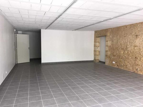 Location non meublée - Commerce - Saint-cyprien Local commercial à louer à Saint-Cyprien Disponible au 1er Avril 2025