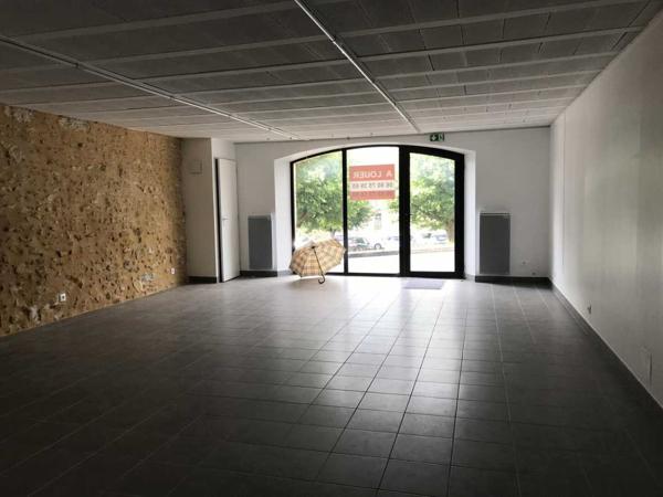 Location non meublée - Commerce - Saint-cyprien Local commercial à louer à Saint-Cyprien Disponible au 1er Avril 2025