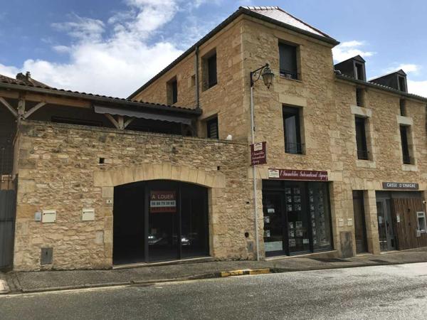 Location non meublée - Commerce - Saint-cyprien Local commercial à louer à Saint-Cyprien Disponible au 1er Avril 2025