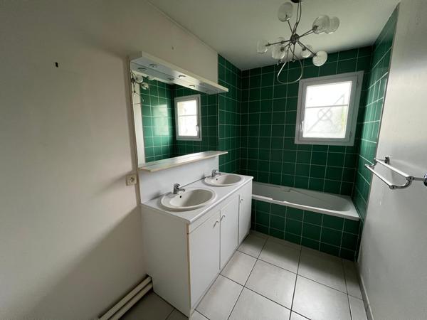 Maison individuelle, 110 m2, 4 chambres, garage.