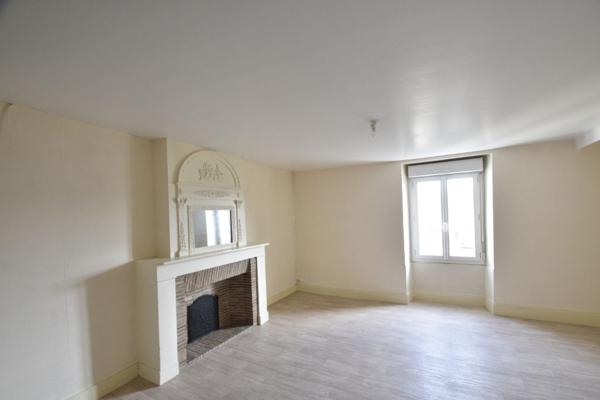 A LOUER, T2 REFAIT A NEUF AU COEUR DE BRISSAC QUINCE